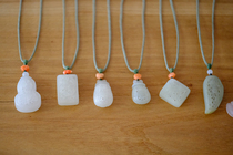 Floral Dreamusus craftsman sculpted oil moisturizing and field jade hollowed-out flowers and bird fragrant sacks warm and elegant to the Chinese meaning