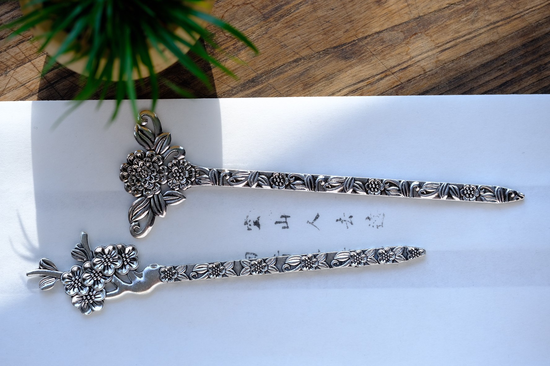 {Mewives} An old time in silver hair Hairpin Finely Carved Plum classical traditional Miao silver bookmarking walkway