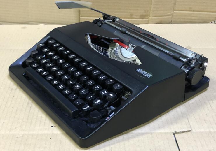 VINTAGE] Hero brand HERO frosted black metal old English typewriter can be used normally