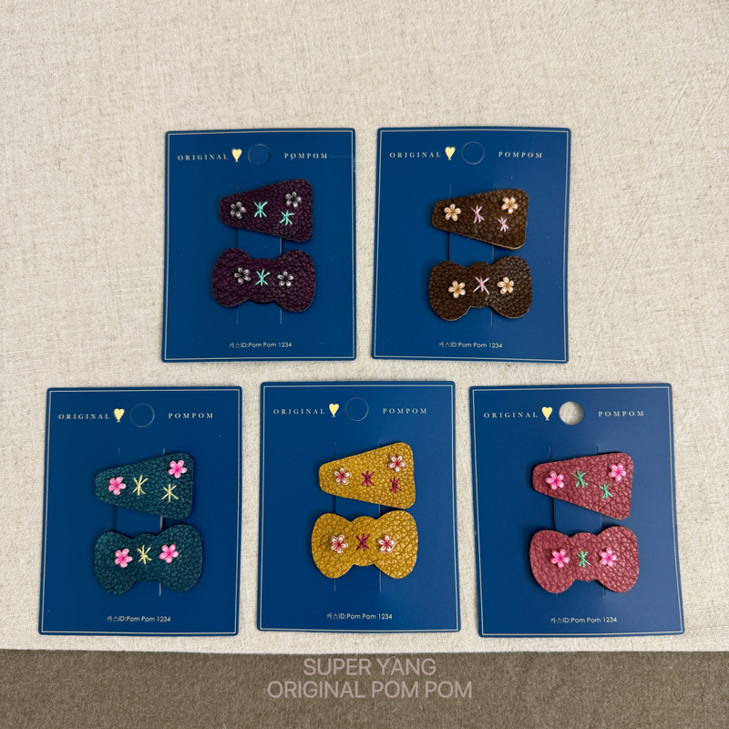 Korean Original Pom Pom2026 Autumn and Winter Series Retro Leather Bow Triangle Clip