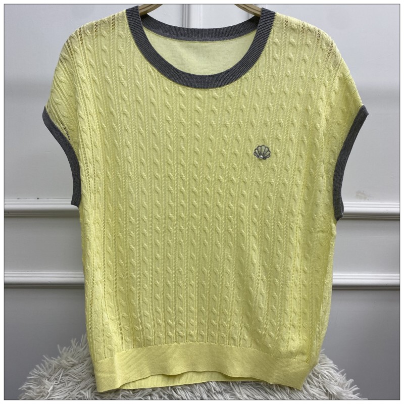 Versatile Slim-Fit Sleeveless Top for Women with Bamboo Knot Twist Pattern and Contrasting Color Round Neck Knit