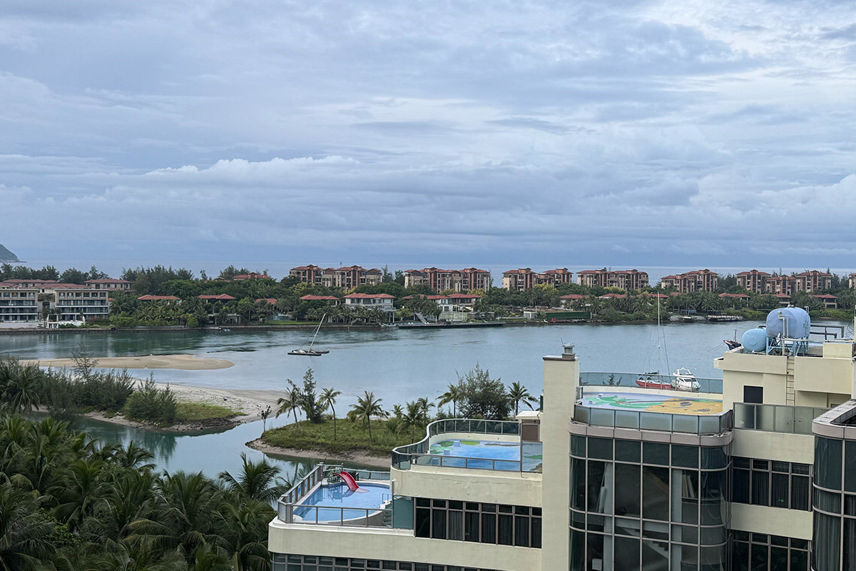 海南环岛自驾游第六天，一天集齐三大海湾！神州半岛的静、石梅湾的蓝、日月湾的浪……