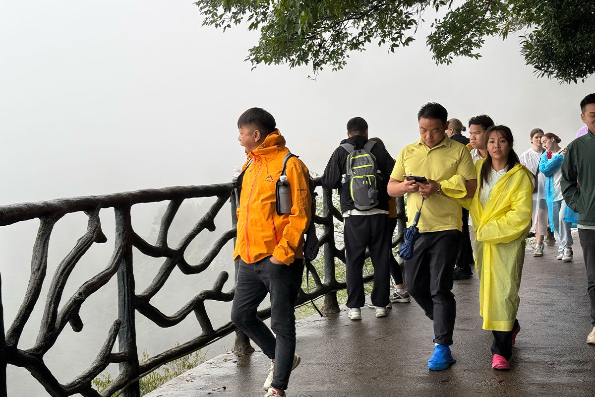 追更: 带着父母去旅行,天门山没有登顶。-3Cgeek,只卖正品 收售工厂呆滞库存尾单 追更: 带着父母去旅行,天门山没有登顶。