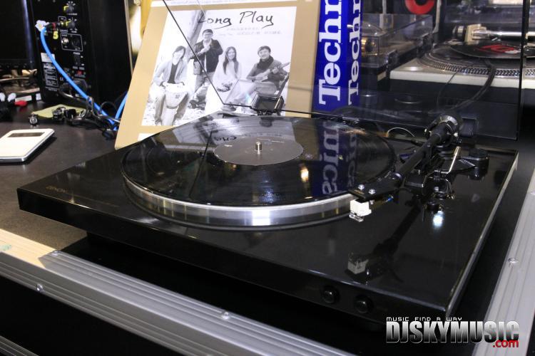 đầu đĩa than crosley	 Máy ghi âm vinyl Denon dp-300F của Nhật Bản được tích hợp sẵn máy phát nhạc đĩa than tiếng anh