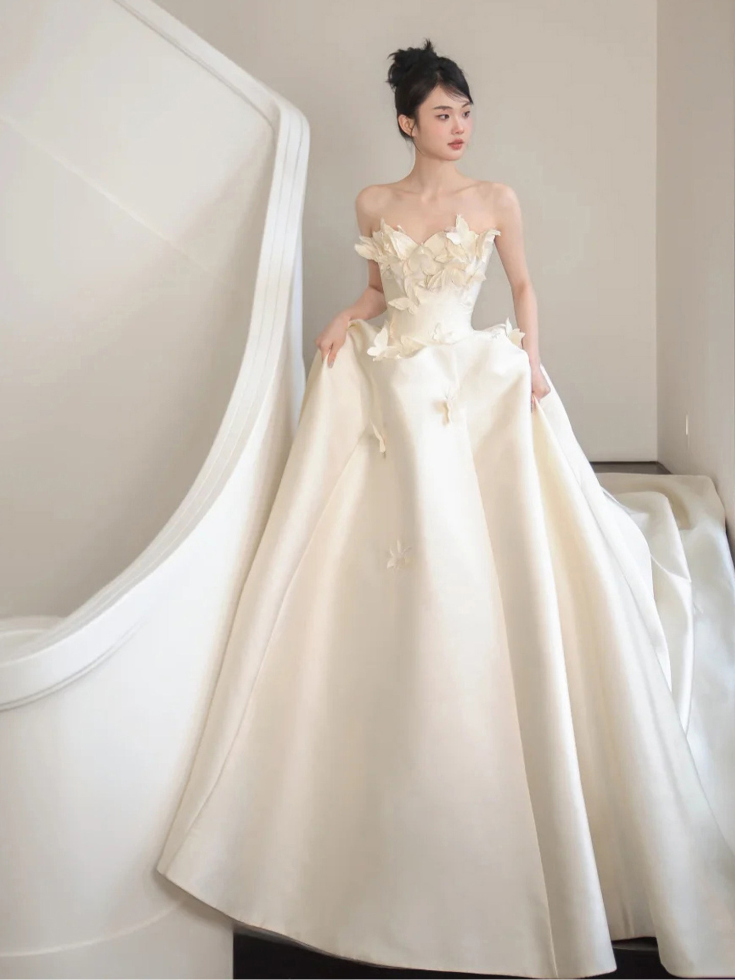 French-Style Strapless Light Wedding Dress 2026 New Model for Petite Brides, Satin Gown with High-Quality Texture, Simple and Elegant for Going Out