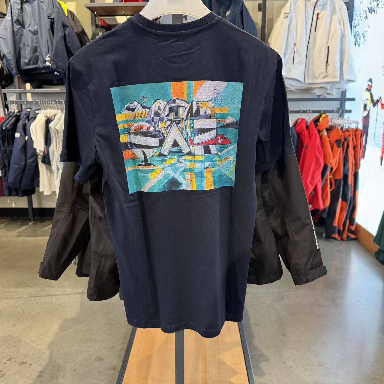揭秘衣服品牌标志背后的秘密：你穿的T恤logo里藏着哪些故事？-衣服品牌-淘宝百科网