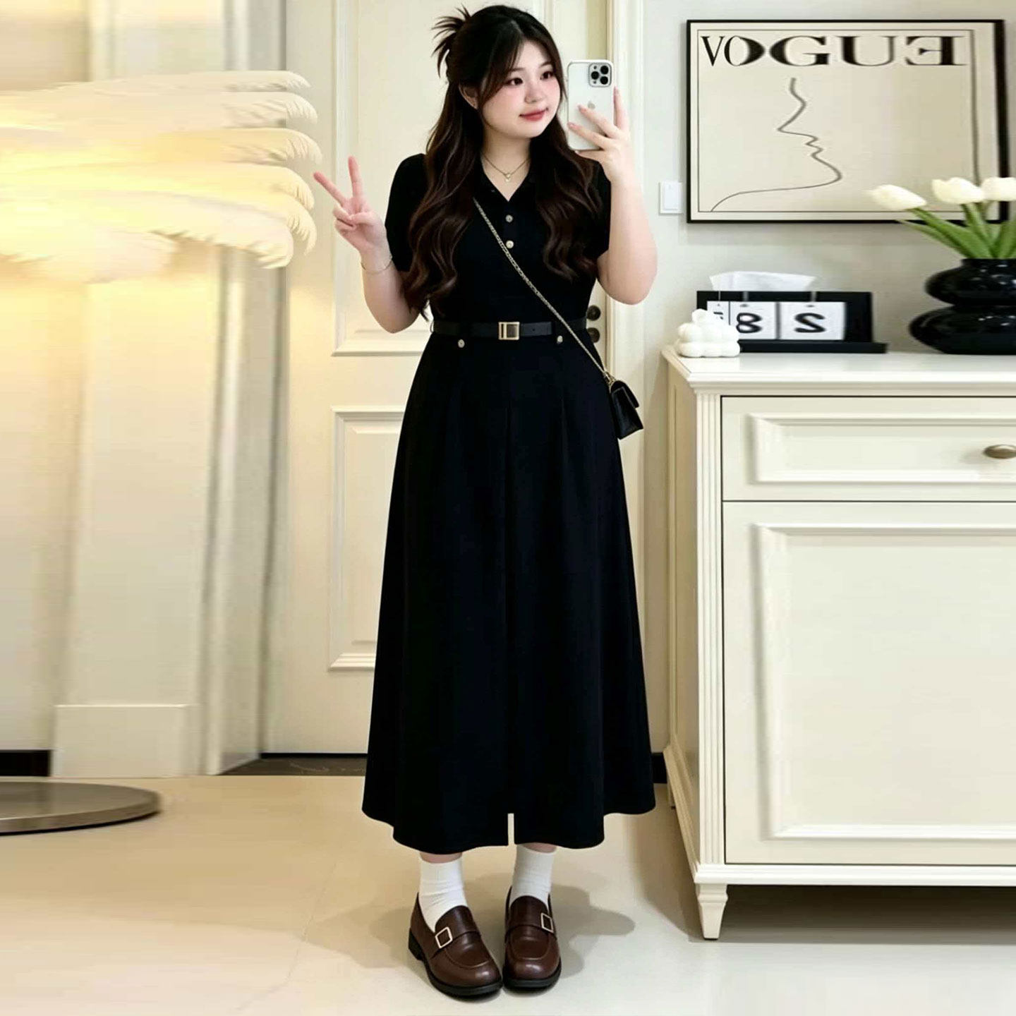 A large-sized French Herben style high-end short-sleeved dress for a chubby girl in summer, with a cinched waist and a slimming effect. It's a slit long dress