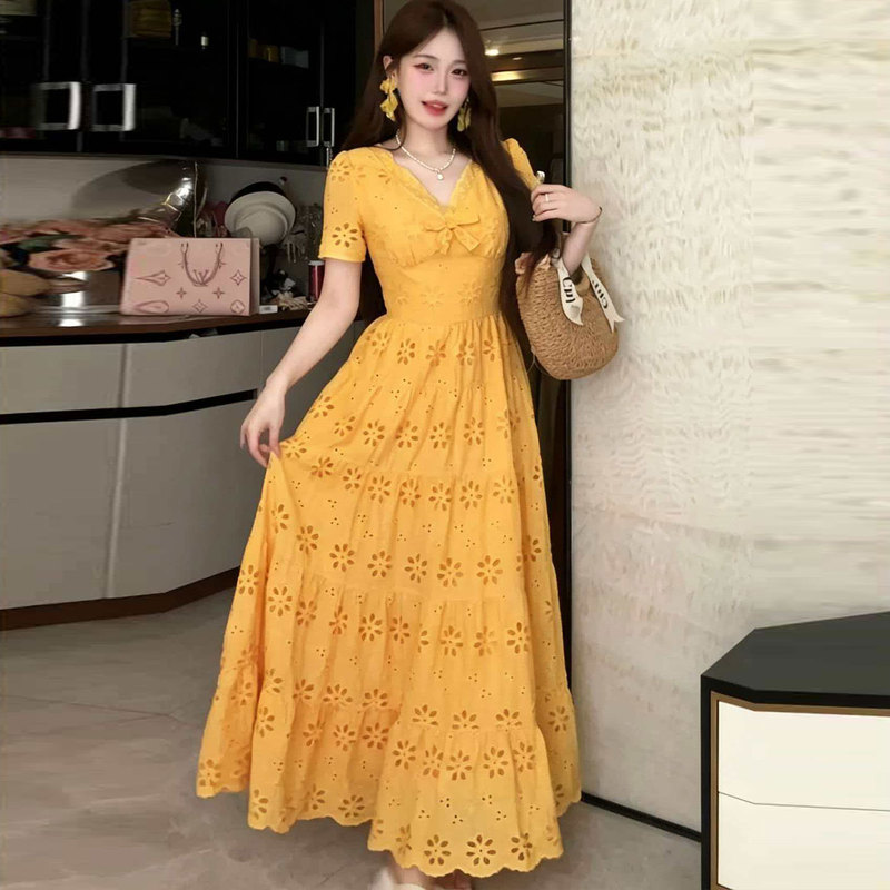 Plus-Size French-Style Yellow V-Neck Embroidered Dress for Women, Summer Dopamine Vacation Style Fairy Waist-Cinching Long Dress