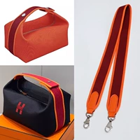 Серебряная пряжка по умолчанию с красным оранжевым краем шириной 4 см.