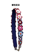 Цветы со змеиным принтом, обратите внимание на золотую или серебряную пряжку.