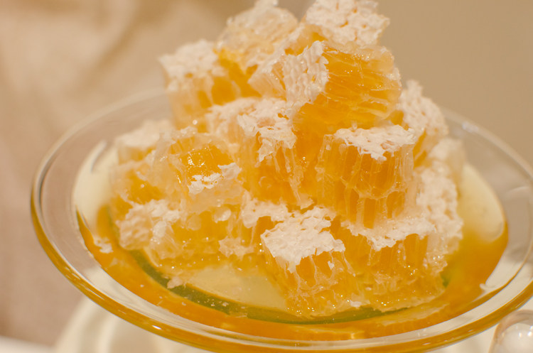 【日本直邮】日本HACCI老铺蜂蜜天然蜂巢蜜木盒装配木勺340g