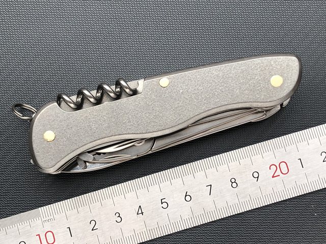 ມືຈັບໂລຫະປະສົມ titanium Tc4 Victorinox 111mm Swiss Army Knife Hercules/Hercules 0.8543