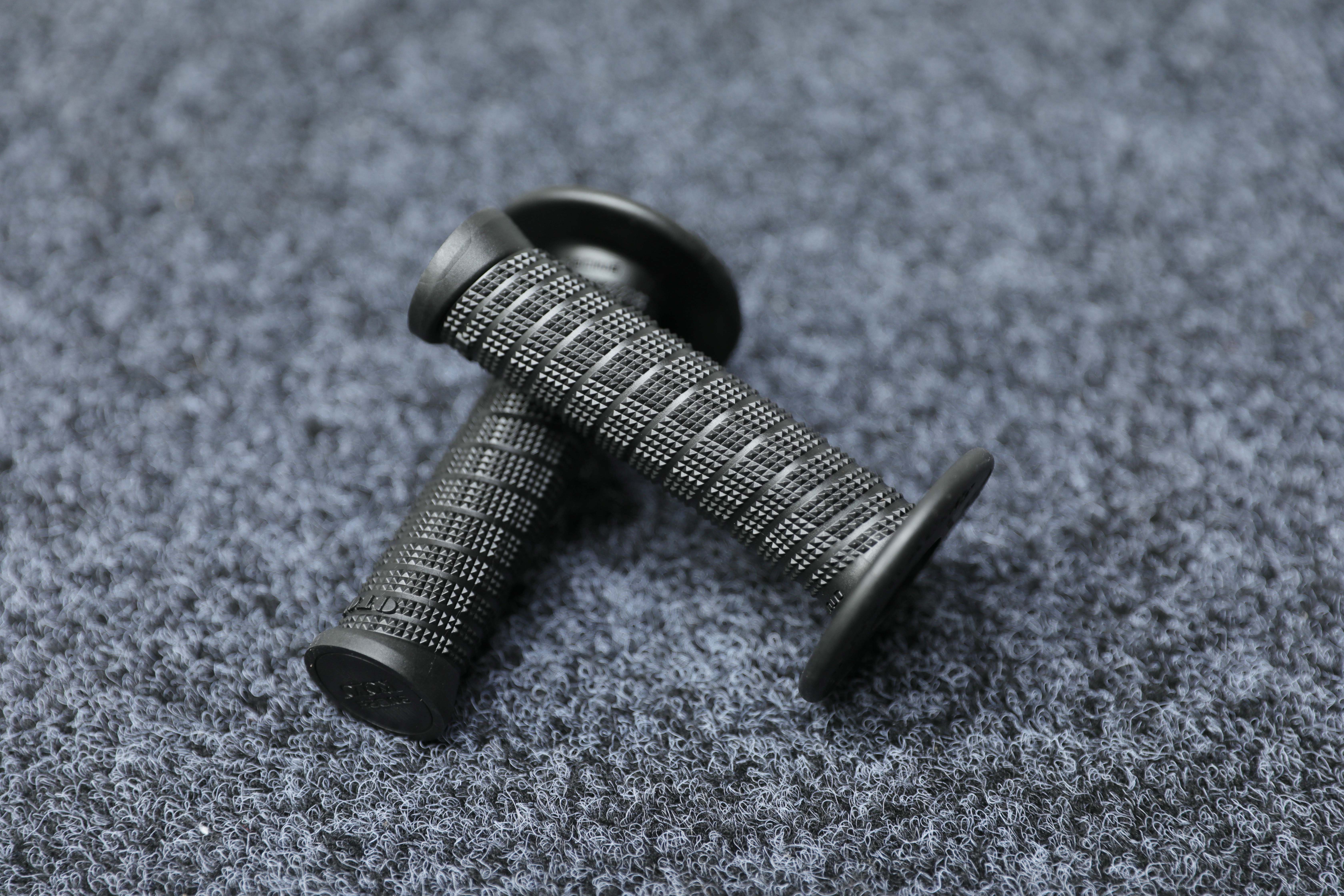 A pair of Qiulong Light Bee Comfort Grips