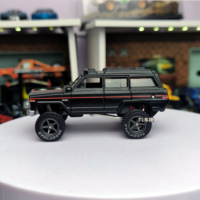 Hot Wheels 1:64 Shock-Absorbing Modified Jeep Cherokee Off-Road Vehicle Hand-Modified Alloy Car Model with Rubber Tires