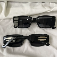 Двойные черные ноги