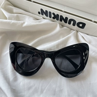 Роза красная большая бабочка черная