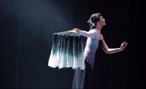 Ink fan classical ethnic dance fan lingering Yangko dancing fan lonely moon black and white fan gradually discoloration