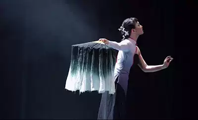 Ink painting fan Classical folk dance fan Extended Yangge dance fan Lonely moon Lonely black and white fan Gradient color