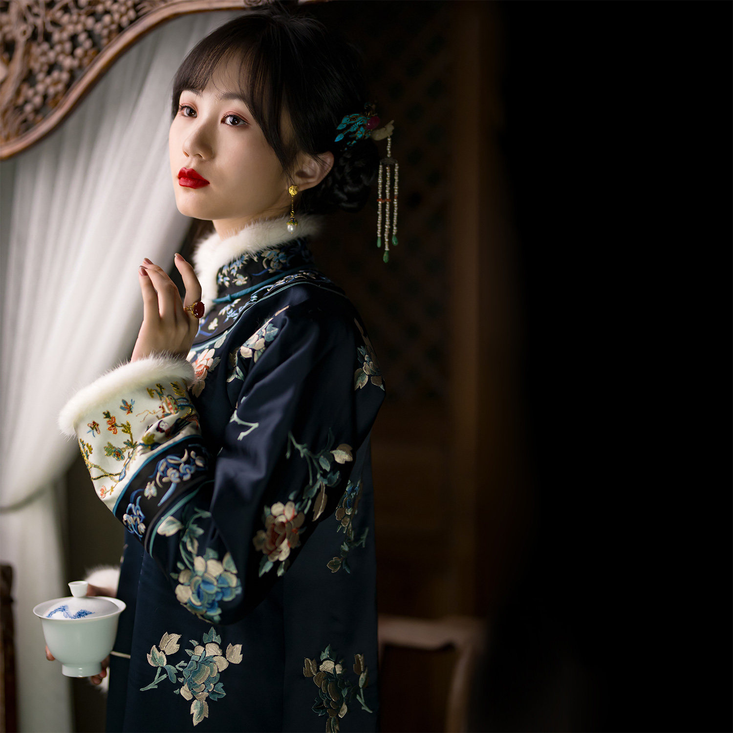 The city of Jincheng is full -- autumn and winter models are modeled after the late Qing antique Ruyi Embroidery Flower Traditional flat cut female qipao Improved cloak