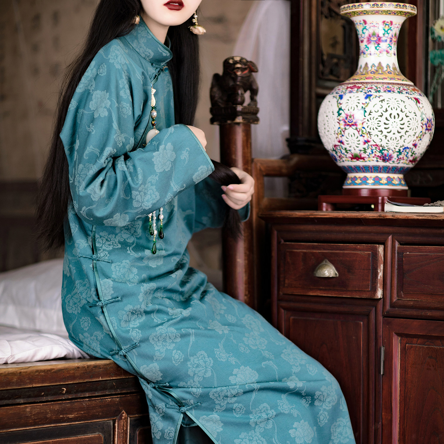 Silk Flowers -- Spring and Autumn Chinese style retro Republic of China Hand-lined Disc Buckle Long Sleeve Traditional Ancient Fajacquard Qipao