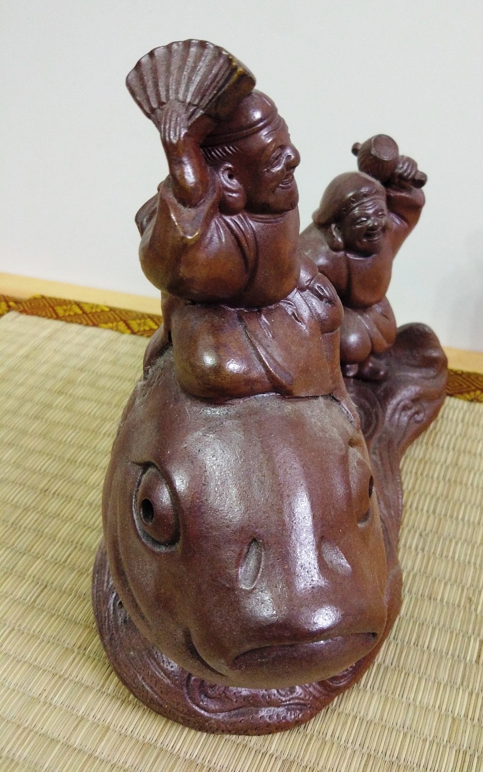 日本古陶：揭秘大黑天与惠比寿的大型摆件陶器，探寻紫砂之美