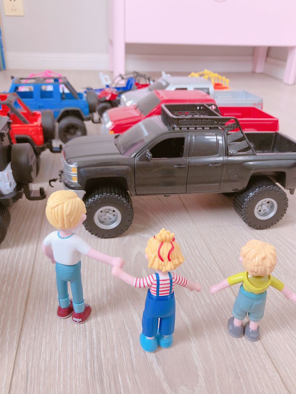 At a loss, a variety of American bulk cars, pickup trucks, off-road vehicles, model toys, boys, wine toys