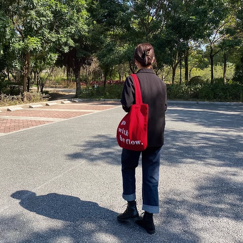 Брендовая японская красная сумка на одно плечо с буквами, изысканный портативный тканевый мешок, школьный рюкзак, в корейском стиле, простой и элегантный дизайн