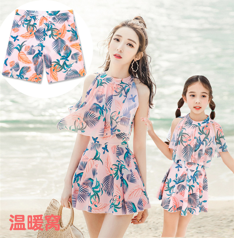 A family of three fashion ruffled conservative boxer pants one-piece dress mother-daughter swimsuit beach spa swimwear