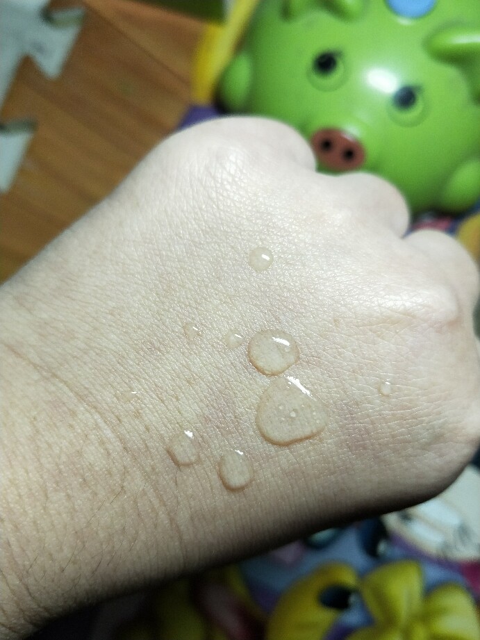 相宜本草睡莲水灵肌沁润精华露