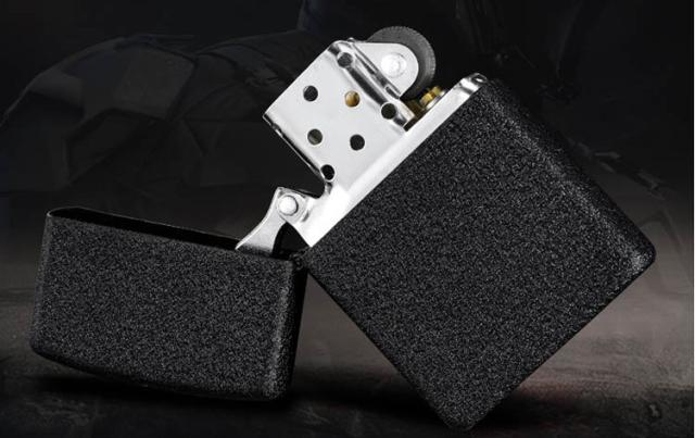 Windproof dầu hỏa nhẹ tùy chỉnh sáng tạo kim loại cổ điển retro bánh xe cá tính quà tặng nam nhẹ hơn chữ - Bật lửa shop bật lửa