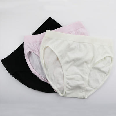 This women's underwear is made of cotton, breathable, soft, with a high slit that is skin-friendly, seamless, highly elastic, and simple. It features a mid-waist bag and a triangular bottom slit