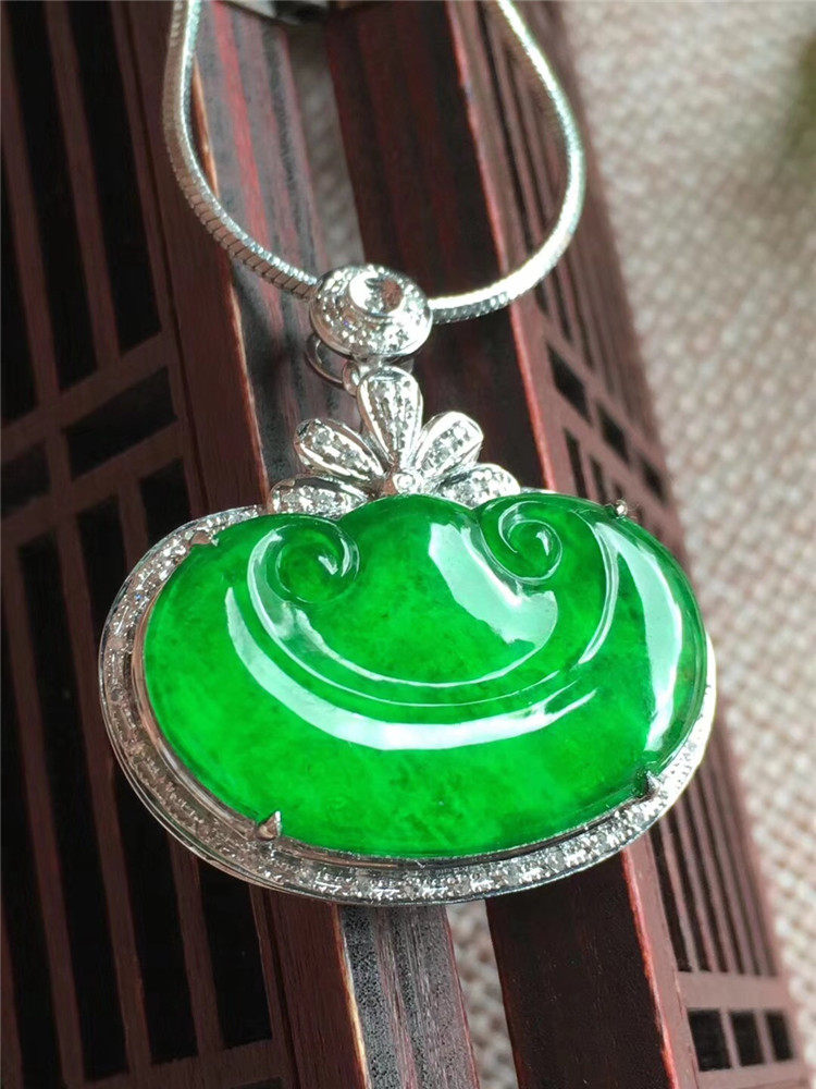 Brief An emerald natural A cargo ice full of green 18K accompanied by a luxurious gold inlaid with jade item jade pendant certificate