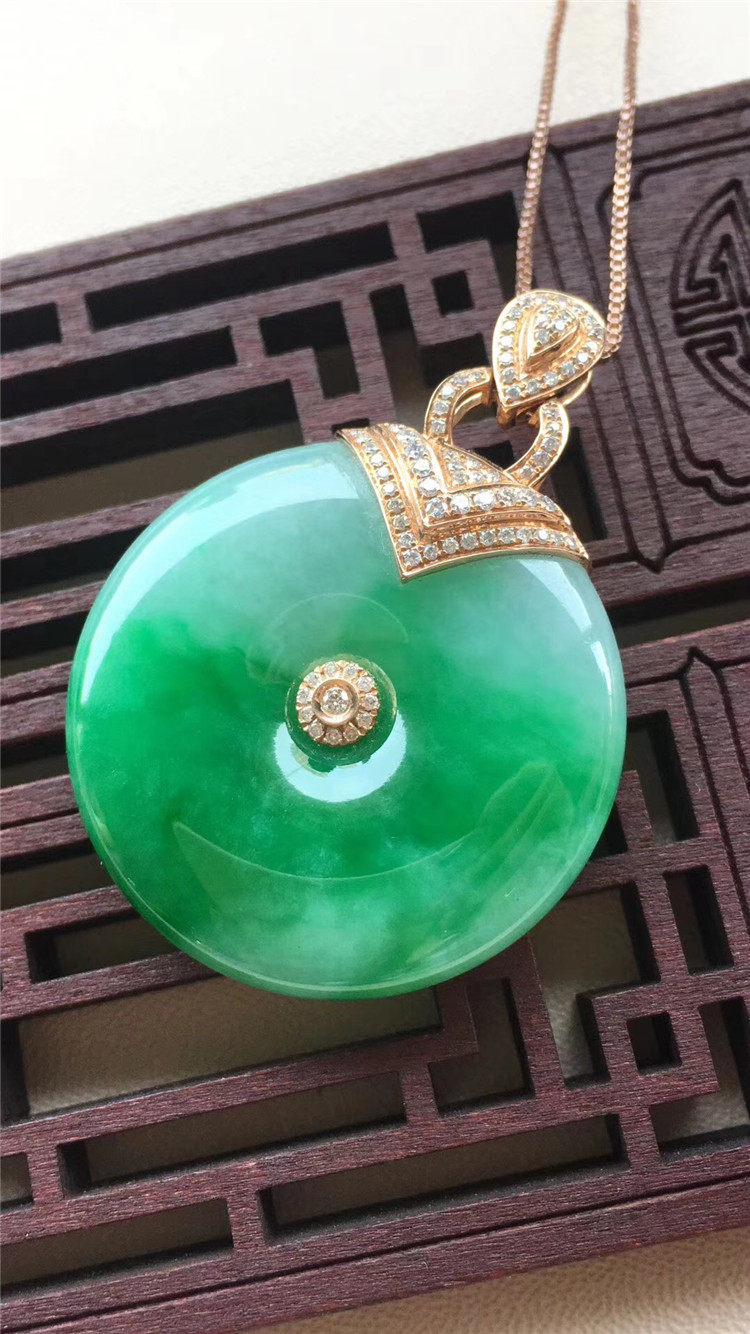 Jane An jadeite, natural Myanmar A good old seed Yang green safety button 18K with diamond inlaid jadeite lady's jade necklace pendant