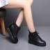Giày đế dày bên trong tăng giày nữ 2019 mới bằng da nêm gót cộng với nhung cao cấp giày muffin phía dưới dây kéo giày thông thường - Giày cao gót Giày cao gót
