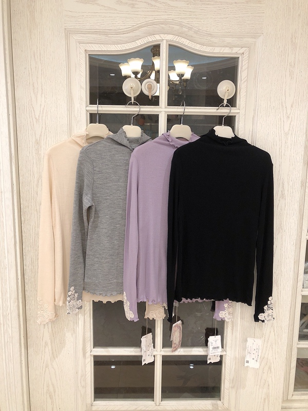 Japanese-Made Rei Lace Cuff Elastic Long-Sleeve Base Shirt for Layering, Available in Multiple Colors for Autumn and Winter Japanese-Made Rei Lace Cuff Elastic Long-Sleeve Base Shirt for Layering, Available in Multiple Colors for Autumn and Winter