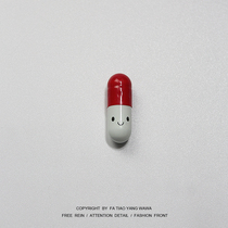 The clockwork family is bored to write a small love letter to Ta a small note capsule pills.