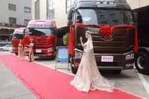 Long-distance moving across provinces and cities across the country Freight logistics Long-distance car rental Trucks pulling goods to deliver goods to people Pulling return trucks