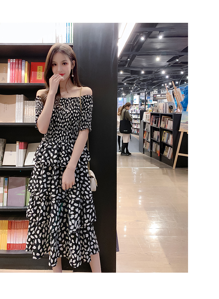 VK旗艦店 韓國學院風一字領花瓣印花短袖洋裝