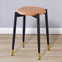 Темно -коричневая кожаная кожаная нога