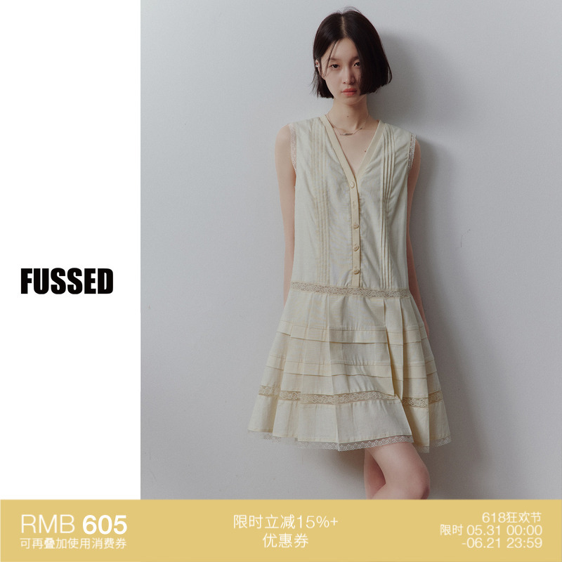 Fussed Rebellious Preppy Student_Material Collision_Pleated+Accordion Stitching_Ivory White V-Neck Sleeveless Dress Fussed Rebellious Preppy Student_Material Collision_Pleated+Accordion Stitching_Ivory White V-Neck Sleeveless Dress