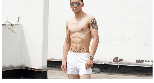 Quần đi biển nam, Nhật Bản và Hàn Quốc màu kẹo đôi ba quần ngắn tập thể dục Qi J quần nhà mùa hè quần jean đen nam
