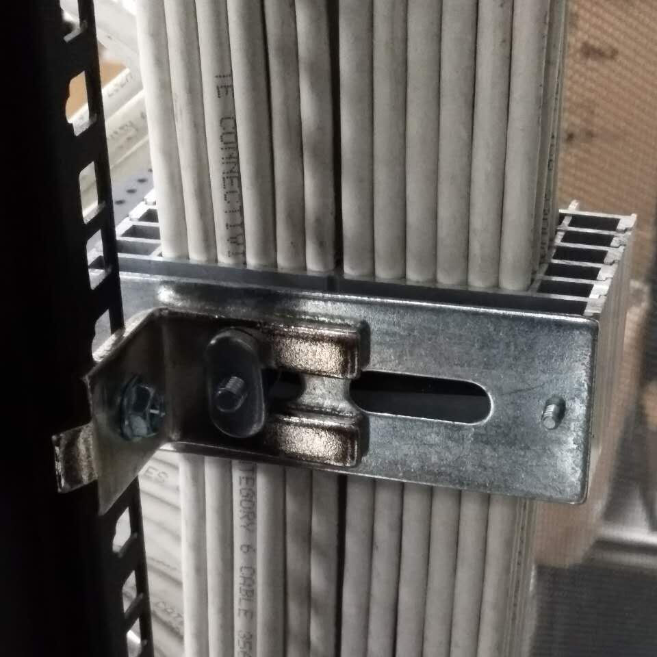 Network cable fixer Cable manager Aluminum alloy cable fixer Cabinet mounting fixing corner (single hole opening)