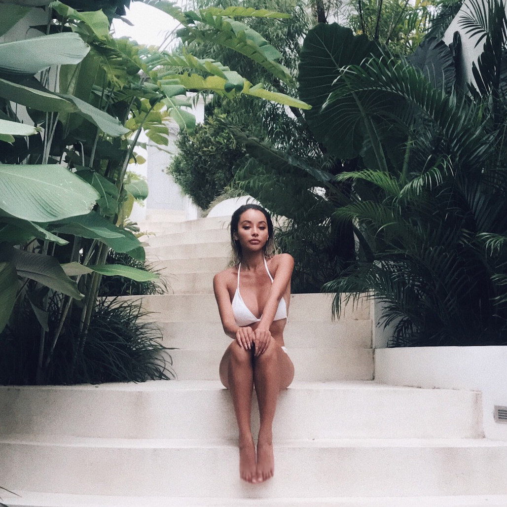 Self-reserved sexy simple triangle cup T pants hip high open bikini swimsuit Black and white LGB-60