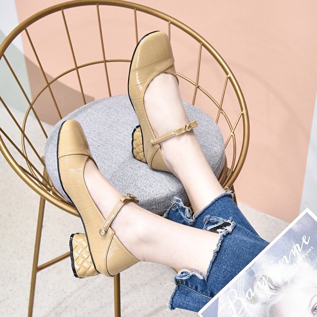 Square toe French Mary Jane shoes women's retro leather patent leather red 2021 spring new thick heel one-word buckle shoes