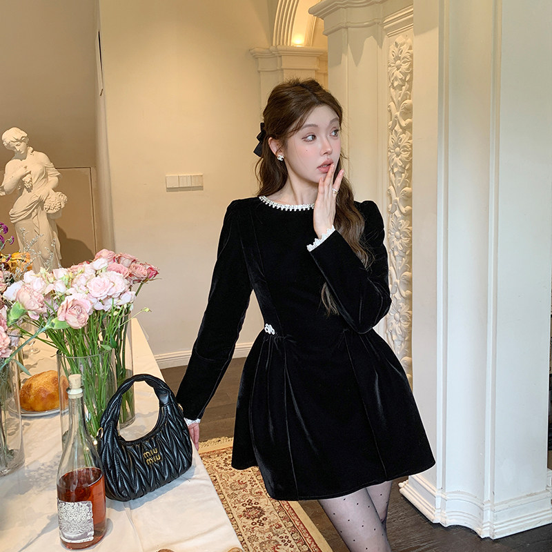 Темпераментное бархатное платье с длинными рукавами для французских дам, женская талия тонкая, осень-зима 2024, новое маленькое черное платье в стиле Хепберн Изображение 1