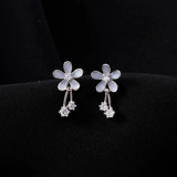 Небольшие дизайнерские серьги, серебро 925 пробы, в цветочек, коллекция 2023, изысканный стиль