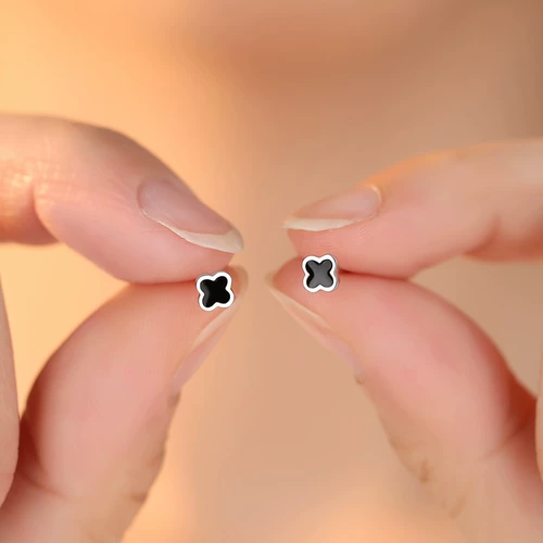 Черные маленькие серьги, серебро 925 пробы, четырехлистный клевер, простой и элегантный дизайн