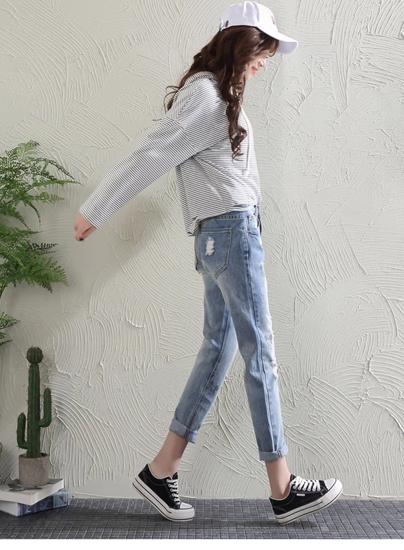 Quần jeans rách quần nữ ăn xin mùa xuân hè 2020 Phiên bản mới của Hàn Quốc in hình Mickey là kiểu quần mỏng của trường đại học cộng với quần harem size - Quần jean