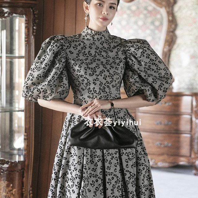 Yiyihui high-end customized ladies and ladies fashion elegant temperament Korean version of the big bubble puff sleeve pleated dress