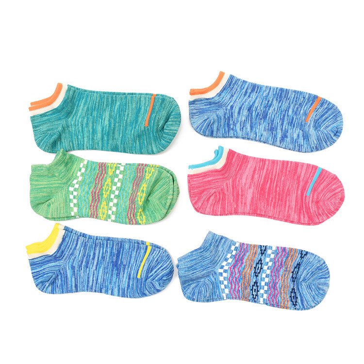 Multicolored floral socks are comfortable and easy to wear. Sporty short socks and short-leg trendy socks for both men and women